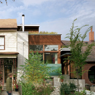 Maison de l’avenue Euclid – Vue de la façade et de l’aménagement paysager à partir de la rue