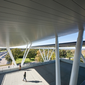 Les panneaux photovoltaïques sont installés dans une série d’ailes qui s’élèvent au-dessus du complexe de quatre étages. Les importants surplombs apportent un élément distinctif au bâtiment sur le campus et offrent des terrasses couvertes pour la tenue d’événements.  