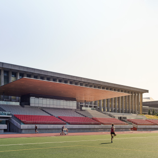 Stade de la SFU avec le complexe Lorne Davies en arrière–plan