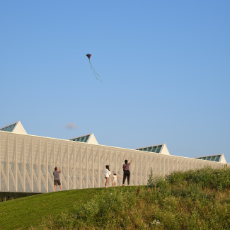 L’élévation ouest sert de toile de fond pour les amateurs de cerfs–volants dans le parc