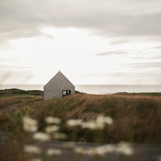 Le refuge intermédiaire est niché dans les dunes herbeuses