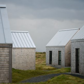 Sentiers qui serpentent à travers les dunes entre les maisons voisines