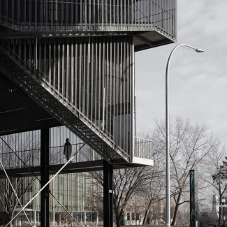 Escaliers en porte–à–faux surplombant des espaces publics  